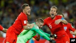 Harry Kane (kanan), kipper Jordan Pickford (tengah), dan Kieran Trippier merayakan akhir laga antara Kolombia dan Inggris dalam putaran 16 besar Piala Dunia di Stadion Spartak, di Moskow, Rusia, 3 Juli 2018. Inggris menang dalam adu penalti.