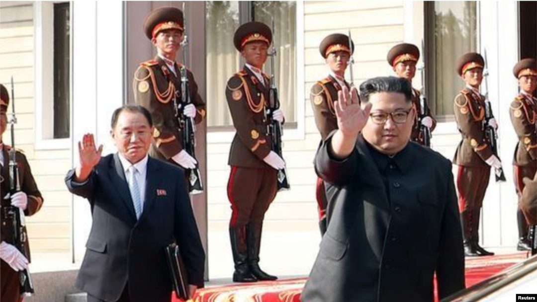 El líder norcoreano, Kim Jong Un, se despide del presidente de Corea del Sur, Moon Jae-in, tras reunirse en la aldea de Panmunjom, en Corea del Norte, en la imagen entregada por la Casa Azul el 26 de mayo de 2018. The Presidential Blue House /Handout via 