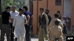 Əsgərlər bin Ladenin keçmiş iqamətgahı qarşısında keçik çəkirlər