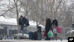 Las autoridades de la ciudad de Nueva York confirmaron que el individuo fue retirado del lugar del altercado para evitar que la situación se intensificara, y no se informó sobre lesionados.