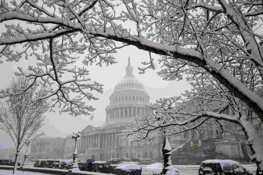 Le Capitole à Washington, lors d'une tempête de neige, le 21 mars 2018.