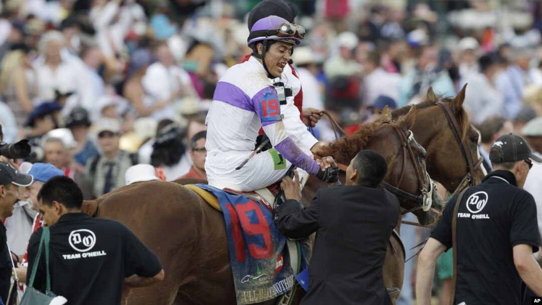 El jockey Mario Gutierrez celebra tras ganar el Derby de Kentucky con el potro "I'll Have Another", extendiendo los festejos del 5 de mayo de los mexicanos.