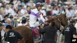 El jockey Mario Gutierrez celebra tras ganar el Derby de Kentucky con el potro "I'll Have Another", extendiendo los festejos del 5 de mayo de los mexicanos.