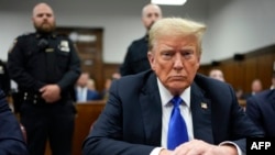 ARCHIVO - El expresidente Donald Trump espera el inicio de los procedimientos en el tribunal penal de Manhattan, el martes 23 de abril de 2024, en Nueva York.