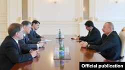 Prezident İlham Əliyev və ABŞ Dövlət katibinin müavininin müşaviri Corc Kent görüşüb 