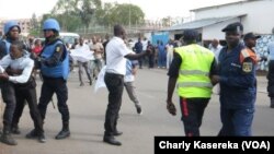 Les Casques bleus interviennent quand les forces de sécurité brutalisent des manifestants devant le quartier général de la Monusco à Goma, Nord-Kivu, RDC, 26 octobre 2017. (VOA/Charly Kasereka)