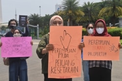 Aktivis hak-hak perempuan menggelar unjuk rasa memperingati Hari Perempuan Internasional di Jakarta pada 8 Maret 2021. (Foto: AFP/Adek Berry)