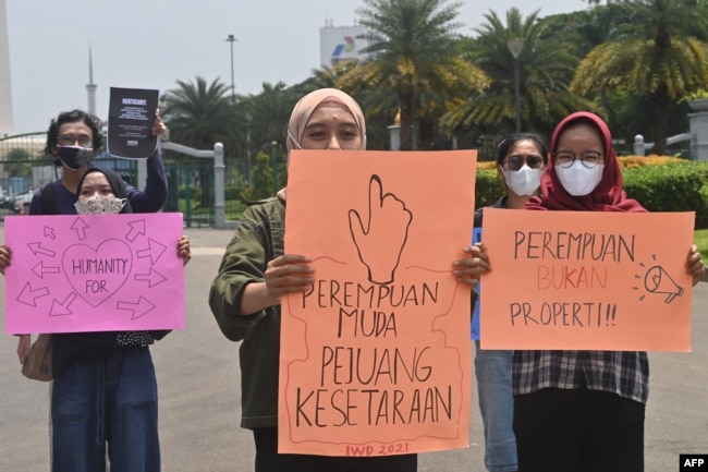 Aktivis hak-hak perempuan menggelar unjuk rasa memperingati Hari Perempuan Internasional di Jakarta pada 8 Maret 2021. (Foto: AFP/Adek Berry)