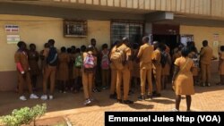 Les élèves du lycée bilingue de Yaoundé, traduits au conseil de discipline, au Cameroun, le 12 mai 2018. (VOA/Emmanuel Jules Ntap)