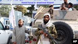 Taliban berjaga di depan Bandara Internasional Hamid Karzai setelah penarikan AS di Kabul, Afghanistan, Selasa, 31 Agustus 2021. (Foto: AP)