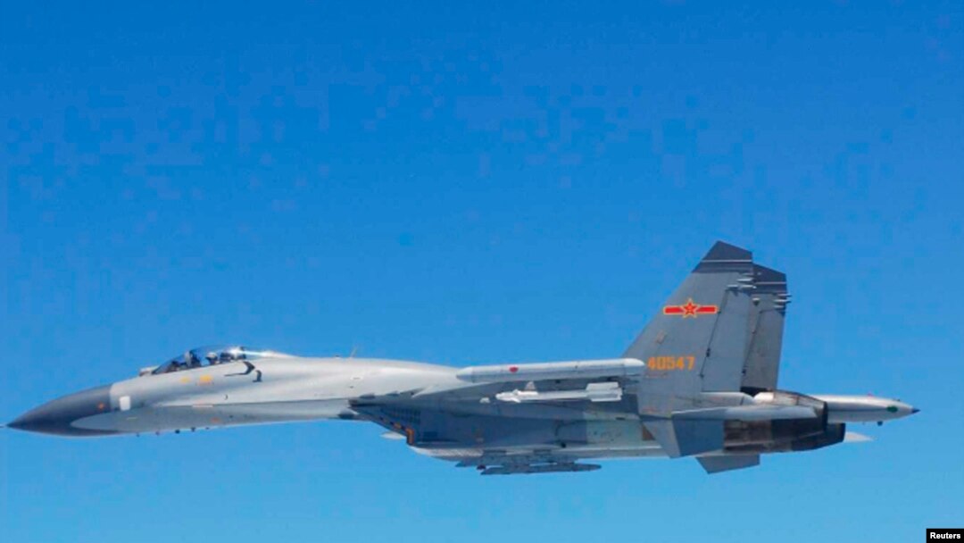 Jet tempur SU-27 China terming di atas Laut China Selatan. Foto diambil pads 24 Mei 2014 dan disebarkan oleh Kementerian Pertahanan Jepang, 25 Mei 2014. 