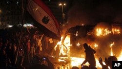 28일 이집트 카이로의 타흐리르 광장에서 시위대가 경찰차를 불태우고 있다.