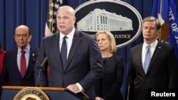 Fiscal General (interino) Matthew Whitaker, Secretario de Comercio, Wilbur Ross, izquierda, Secretaria de Seguridad del Territorio Nacional, Kirstjen Nielsen y el Director del FBI, Christopher Wray, en conferencia de prensa al anunciar acusaciones formales contra Huawei.