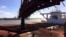 FILE - Sebuah kapal pengangkut tampak mengisi muatan dengan bijih besi di Pelabuhan Hedland, di barat Australia, pada 29 November 2018. (Foto: Reuters/Melanie Burton)
