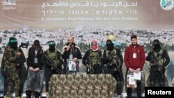 Trois otages israéliens détenus à Gaza depuis le 7 octobre 2023, sont libérés par le Hamas à Khan Younis, dans le sud de la bande de Gaza, le 15 février 2025. Reuters / Ramadan Abed