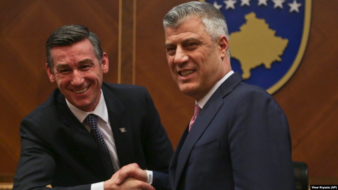 ARHIVA - Kadri Veselji (levo) čestita novoizabranom predsedniku Kosova Hašimu Tačiju na sednici Skupštine Kosova 26. februara 2016. (Foto: AP/Visar Kryeziu)