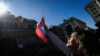 Venezolanos residentes en Argentina se reúnen en la Plaza de Mayo, frente al palacio presidencial Casa Rosada, para saludar al líder opositor venezolano Edmundo González, quien visita al presidente argentino Javier Milei, en Buenos Aires, Argentina, el 4 de enero de 2025.