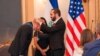 Momento en que Ronald Johnson, embajador de Estados Unidos en El Salvador, recibe el reconocimiento por parte del presidente de El Salvador, Nayib Bukele. [Foto cortesía presidencia de El Salvador].