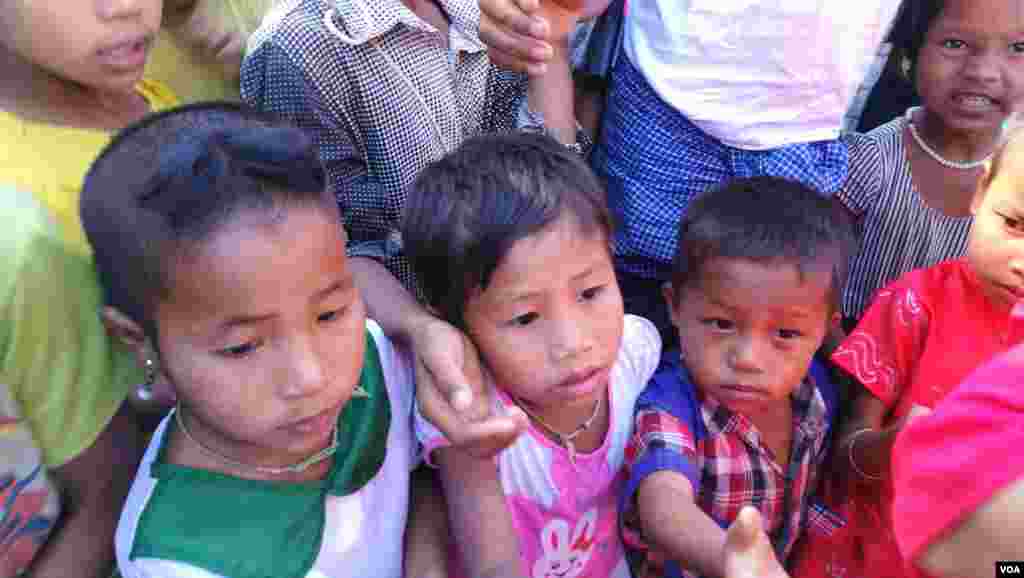  ဝါးတောင်စစ်ရှောင်စခန်းရှိ ကလေးငယ်များ