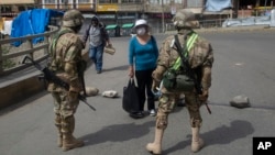 Los policías y militares refuerzan los controles para evitar que la población salga de sus domicilios y cumplan con la cuarentena total.