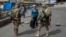 Los policías y militares refuerzan los controles para evitar que la población salga de sus domicilios y cumplan con la cuarentena total.