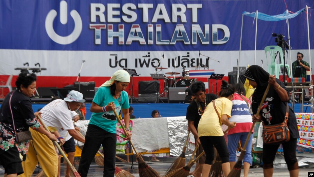 Para relawan membersihkan lokasi yang digunakan sebagai pusat protes anti-pemerintah Thailand di Bangkok (5/2). 