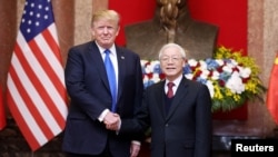 Tổng Bí thư-Chủ tịch nước VN Nguyễn Phú Trọng (phải) tiếp Tổng thống Mỹ Donald Trump (trái) hôm 27/2/2019 ở Hà Nội (ảnh tư liệu).