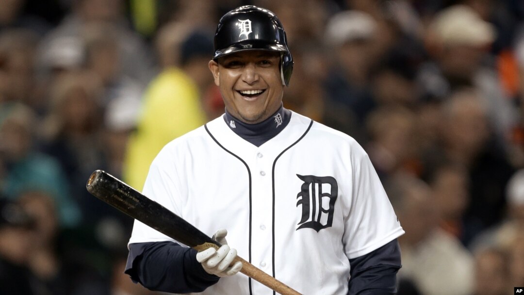 El toletero Miguel Cabrera sonríe durante el juego contra los Atléticos de Oakland, el miércoles 19 de septiembre de 2012, en el que conectó dos jonrones.