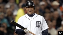 El toletero Miguel Cabrera sonríe durante el juego contra los Atléticos de Oakland, el miércoles 19 de septiembre de 2012, en el que conectó dos jonrones.