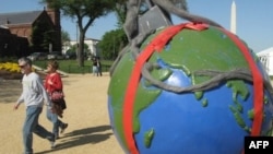 Le globe terrestre le jour dédié à la planète terre devant le Mall national.