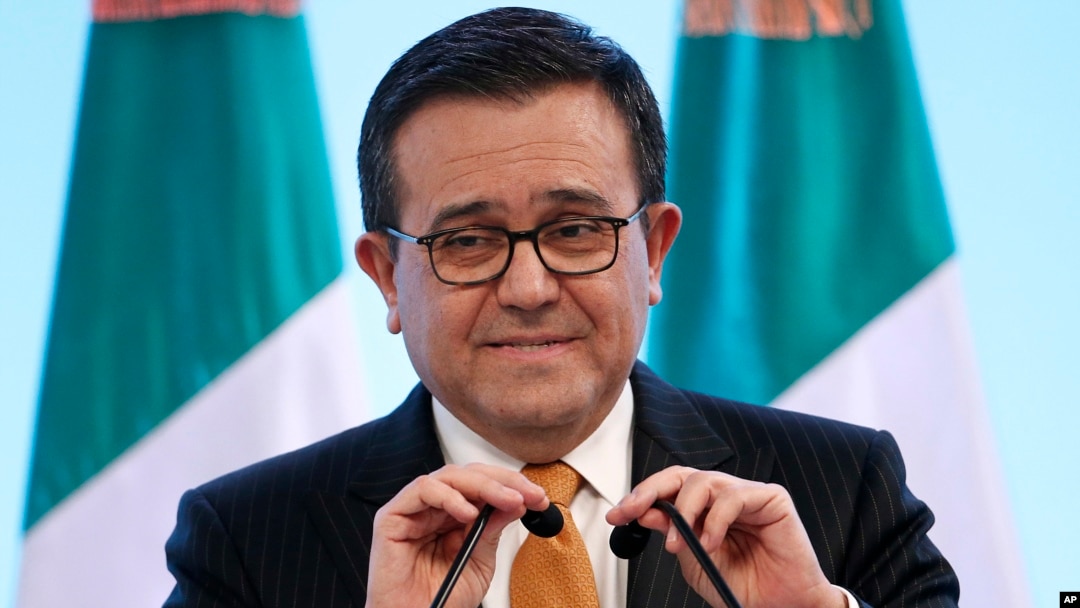 Menteri Ekonomi Meksiko Ildefonso Guajardo Villarreal berbicara dalam konferensi pers mengenai putaran ketujuh renegosiasi perjanjian perdagangan NAFTA di Mexico City, 5 Maret 2018. 