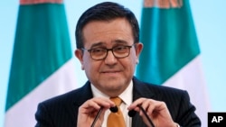 Menteri Ekonomi Meksiko Ildefonso Guajardo Villarreal berbicara dalam konferensi pers mengenai putaran ketujuh renegosiasi perjanjian perdagangan NAFTA di Mexico City, 5 Maret 2018. 