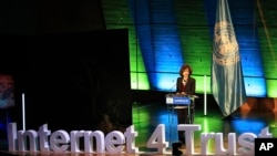 La directora general de la UNESCO, Audrey Azoulay, en la apertura de la conferencia 'Por un Internet confiable' el 22 de febrero de 2023 en París, Francia. 