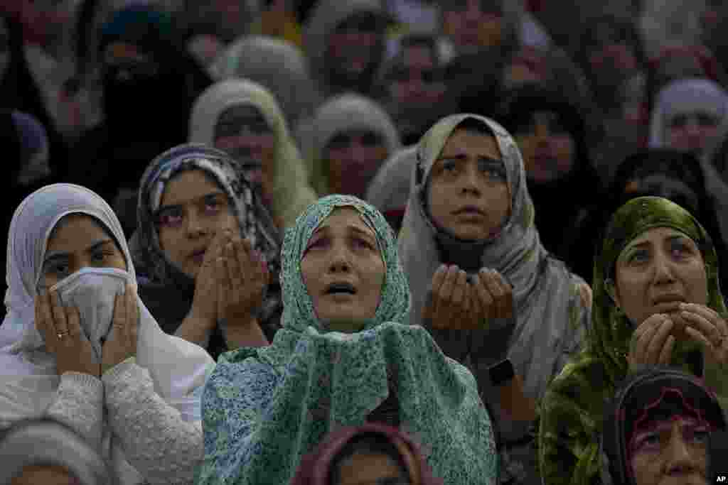 Para ​​Muslimah Kashmir memanjatkan doa saat seorang Imam setempat memperlihatkan relik, yang diyakini sebagai sehelai rambut dari jenggot Nabi Muhammad, di masjid Hazratbal parayaan Maulid, hari kelahiran nabi, di Srinagar, Kashmir yang dikuasai India. (AP)&nbsp;