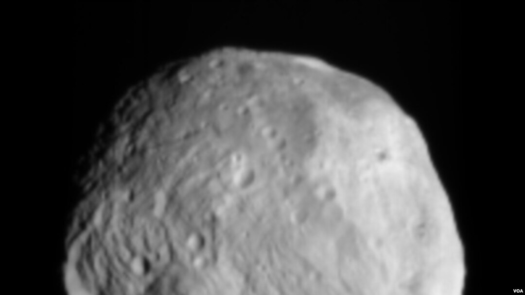 Gambar asteroid Vesta yang dikirim oleh pesawat antariksa NASA 'Dawn' tanggal 9 Juli 2011. Asteroid Vesta memiliki lebar sekitar 530 kilometer.