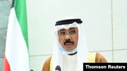 El nuevo emir de Kuwait, el jeque Nawaf al-Ahmad al-Sabah, juramenta al cargo, el miércoles 30 de septiembre de 2020.