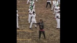 肯尼亚医护人员跳尊巴舞减轻疫情带来的焦虑