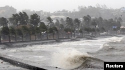 Sóng, gió đập vào kè đá ở thành phố Legazpi, tỉnh Albay của Philippines trong cơn bão Hagupit, 7/12/14