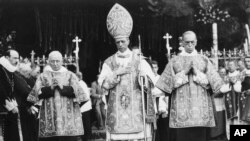 Nedatirana fotografija pape Pija XII. Novootkrivena prepiska sugerira da je papa Pio XII iz doba Drugog svjetskog rata imao detaljne informacije od njemačkog isusovca da se do 6.000 Jevreja i Poljaka svakodnevno ubija u Poljskoj pod njemačkom okupacijom.