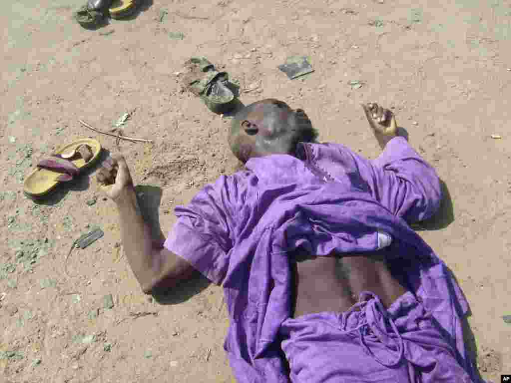 A body lays in the streets in Maiduguri after religious clashes in Nothern Nigeria, July 31, 2009. More than 700 people were killed during a five-day uprising by a radical Islamic sect in northern Nigeria and the search for bodies is continuing, Red Cross