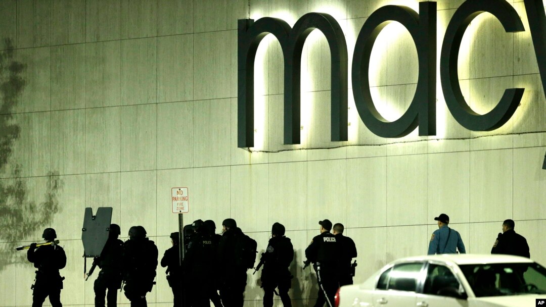 Polisi bersenjata di luar Mal Garden State Plaza, New Jersey, menyusul laporan adanya penembak (4/11). (AP/Julio Cortez) 