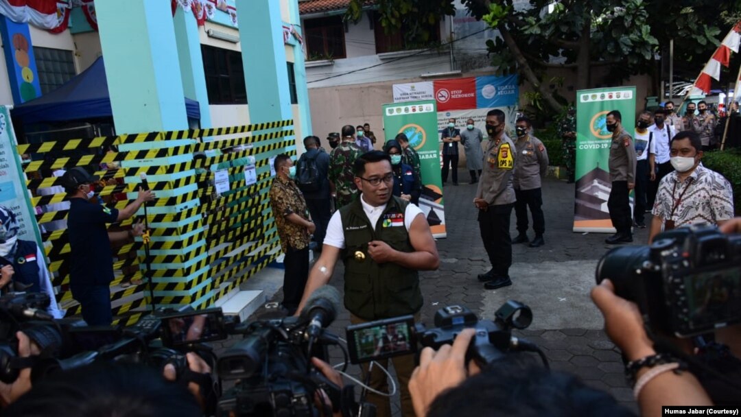 Gubernur Jabar Ridwan Kamil menunjukkan bekas suntikan di lengan kirinya usai menjalani penyuntikkan pertama dalam rangka uji klinis vaksin Sinovac, Jumat (28/8). (Foto: Courtesy/Humas Jabar) 
