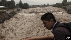 Los expertos climatológicos anunciaron que las lluvias continuarían al menos por otras dos semanas. Las precipitaciones han afectado unas 12.000 viviendas en más de 700 distritos de todo el país.