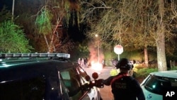 Polisi Portland berbaris di pusat kota Portland. Massa berkumpul di Portland pada 16 April 2021. (Foto: AP)