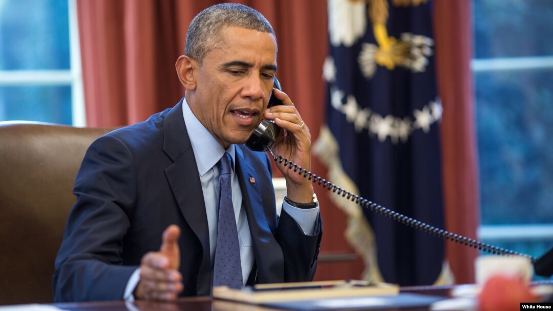 Presiden AS Barack Obama melakukan pembicaraan lewat telepon (foto: dok).