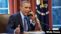 Presiden AS Barack Obama melakukan pembicaraan lewat telepon (foto: dok).