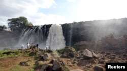 Des touristes debout sur un rocher regardent les chutes du Nil Bleu, à 30 km de Bahir Dar, en Éthiopie, le 19 avril 2011. (Photo: REUTERS/Flora Bagenal) 