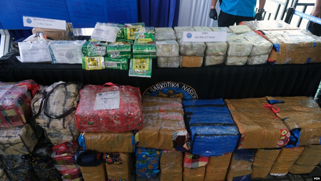 Kumpulan barang bukti narkotika yang diantaranya ganja dan sabu hasil tangkapan BNN dari beberapa kasus yang mereka ungkap di wilayah Indonesia, 19 Oktober 2021. (VOA/Indra Yoga)