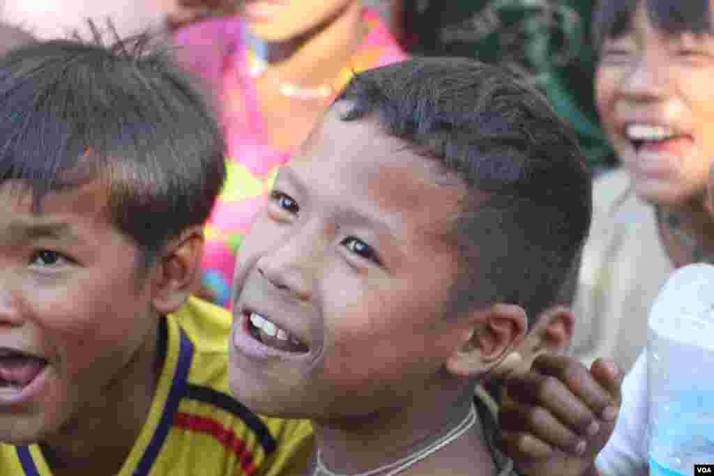  ဝါးတောင်စစ်ရှောင်စခန်းရှိ ကလေးငယ်များ