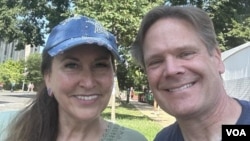 来自犹他州的马修与朱迪·宾斯夫妇(Matthew & Judy Binns)在国家大草坪拍照留念。(2026年7月4日)